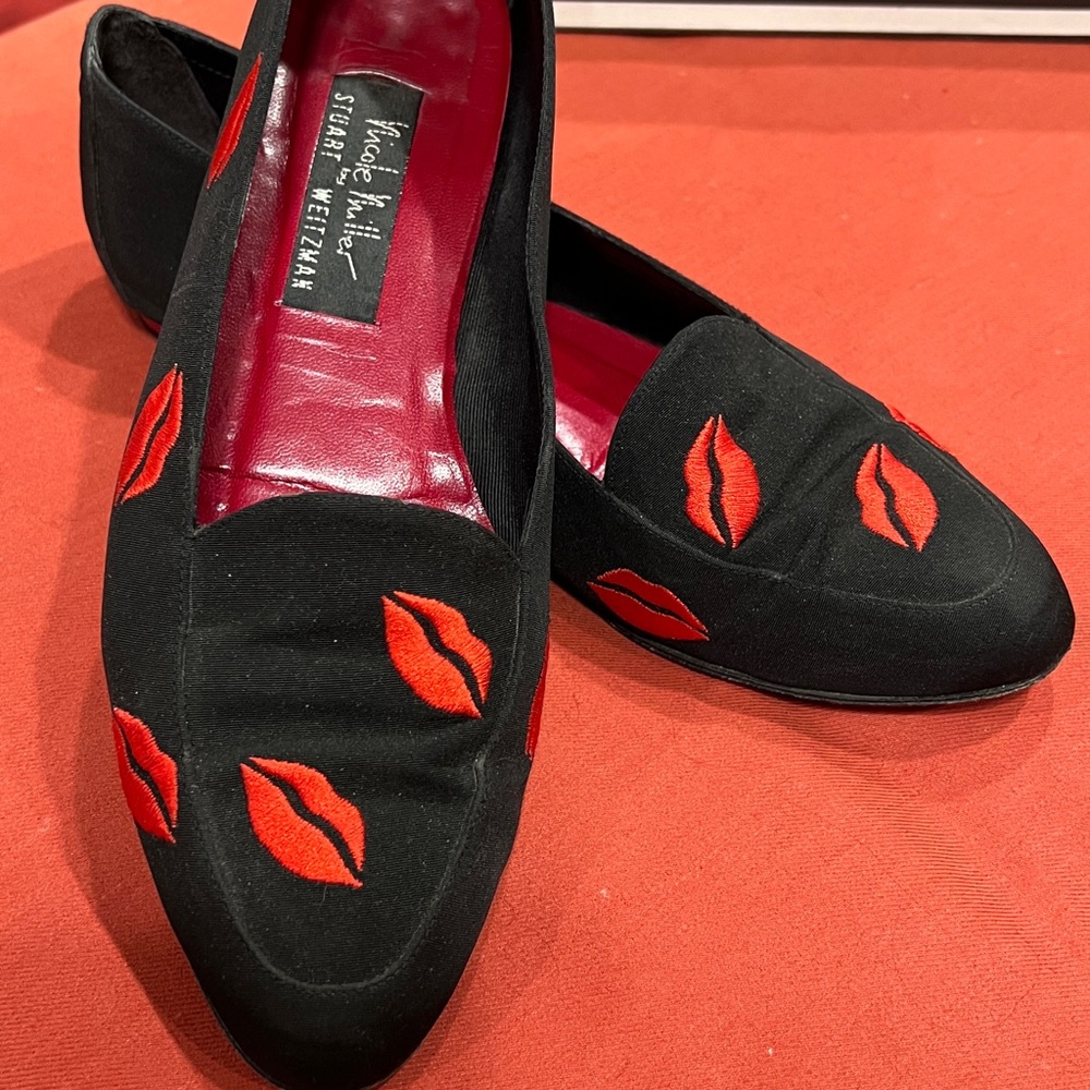 Nicole Miller Lucky Lips 💋 Black and Red Flats with Bold Design